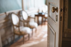 En öppen dörr på Gunnebo Slott